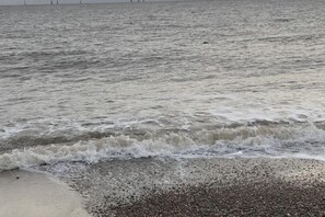 A beach with waves approaching the shore. - 2-Bed Seaside Retreat - Sleeps 5 & Parking (Great Yarmouth)