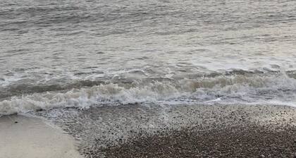 2-Bed Seaside Retreat - Sleeps 5 & Parking