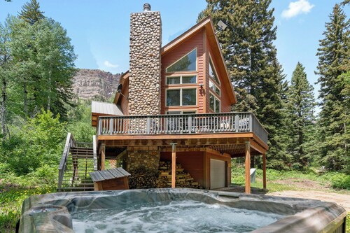 5 Min to Skiing, Hot Tub, Sleeps 14, Fireplace!
