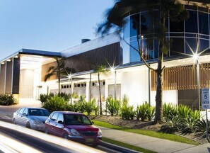 Un bâtiment moderne sur lequel on peut lire l’inscription suivante : « WESTIS DIGGERS ».