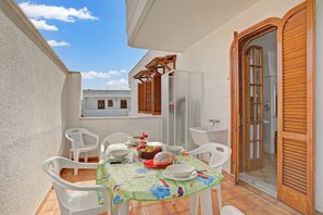 Outdoor dining - Casa Marangi 250 meters from the sea, Melendugno, Italy (Melendugno)