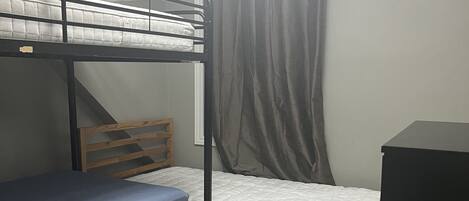 3 bedrooms, iron/ironing board, WiFi, bed sheets