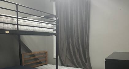 Hostel Gladstone Ottawa Ontario rooms availability confortable near parliament.