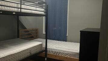 3 habitaciones, tabla de planchar con plancha, wifi y ropa de cama