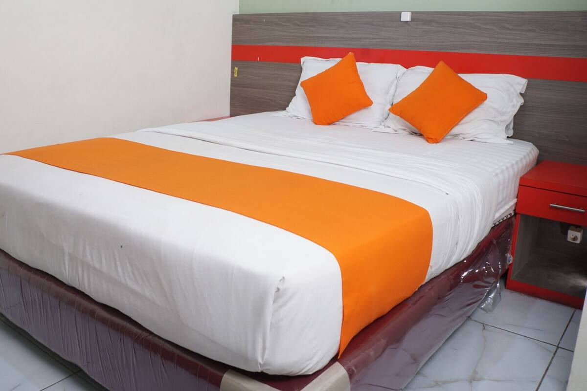 Desk, free WiFi, bed sheets