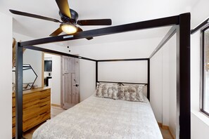 2 bedrooms, iron/ironing board, internet, bed sheets - Updated cabin with lovely views, chef's kitchen, central AC, W/D - dog-friendly (Pinetop)