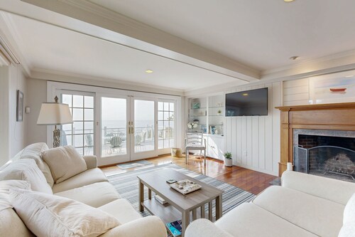 Modern oceanfront home with scenic deck, grill, games, chef's kitchen, & W/D