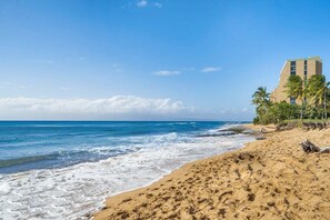 Sulla spiaggia, lettini da mare, teli da spiaggia