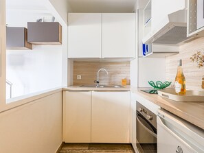 Fridge, microwave, oven, cookware/dishes/utensils