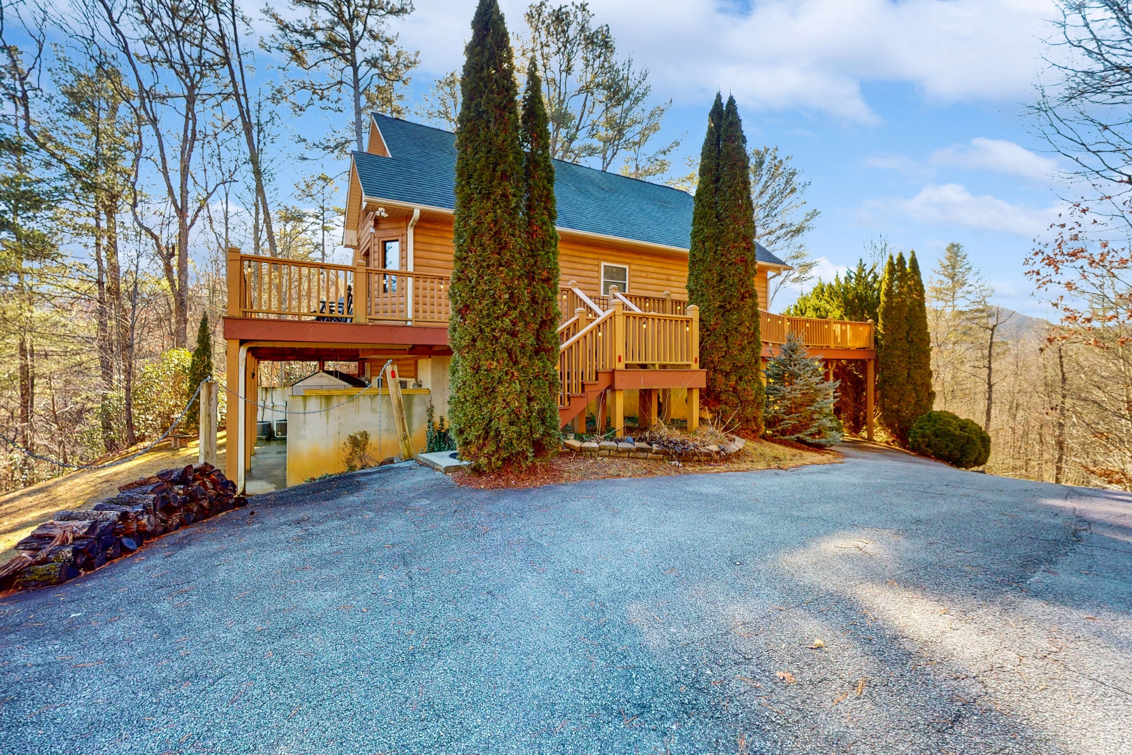 Custom-built cabin with wrap-around deck, fireplaces, & mtn views - dog-friendly