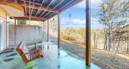 Custom-built cabin with wrap-around deck, fireplaces, & mtn views - dog-friendly