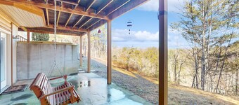 Custom-built cabin with wrap-around deck, fireplaces, & mtn views - dog-friendly