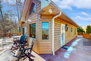 Outdoor dining - Custom-built cabin with wrap-around deck, fireplaces, & mtn views - dog-friendly (Almond)