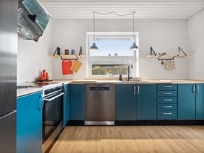 Fridge, oven, dishwasher, cookware/dishes/utensils