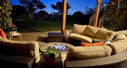 WEST SEATTLE VILLA - Daylight basement with fire pit and private entrance
