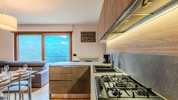 Kühlschrank, Mikrowelle, Ofen, Geschirrspüler