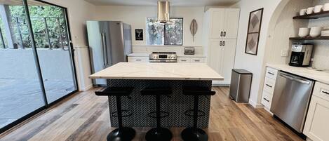 Een koelkast, een microgolfoven, een oven, een kookplaat