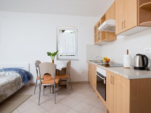 Kühlschrank, Ofen, Toaster, Kochgeschirr/Geschirr/Besteck