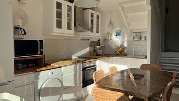 Frigorífico, microondas, horno y lavavajillas