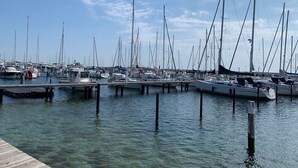 Een jachthaven met diverse boten afgemeerd aan houten steigers.