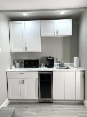 Kühlschrank, Mikrowelle, Wasserkocher mit Kaffee-/Teezubehör
