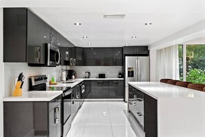 Frigorifero, microonde, forno, piano cottura