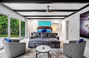 Smart TV, caminetto, studio