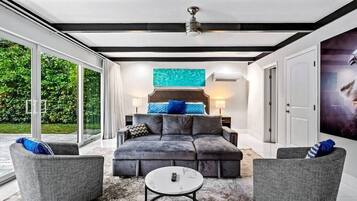 Una Smart TV, una chimenea, libros, una oficina