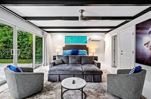 Smart TV, chimenea, libros, oficina