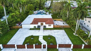Exterior - The Palm | Oasis Pool | Pickleball | Basketball (Miami)
