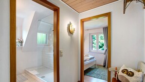 A bathroom with a glass shower, a toilet, and a sink. - Apartment 'Zipfelmütze' with Shared Garden, Balcony, Sauna and Wi-Fi (Feldberg)