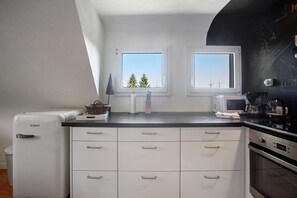 Frigorifero, microonde, forno, piano cottura