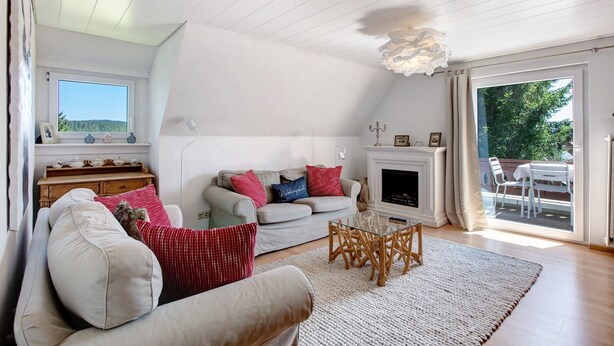 A living room with a sofa, a coffee table, and a fireplace. - Apartment 'Zipfelmütze' with Shared Garden, Balcony, Sauna and Wi-Fi (Feldberg)