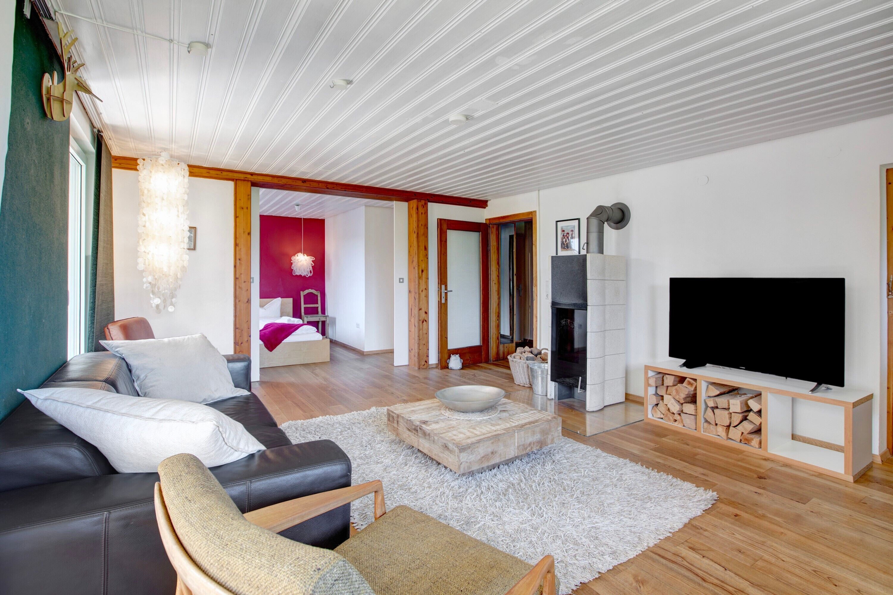 Televisie en een open haard