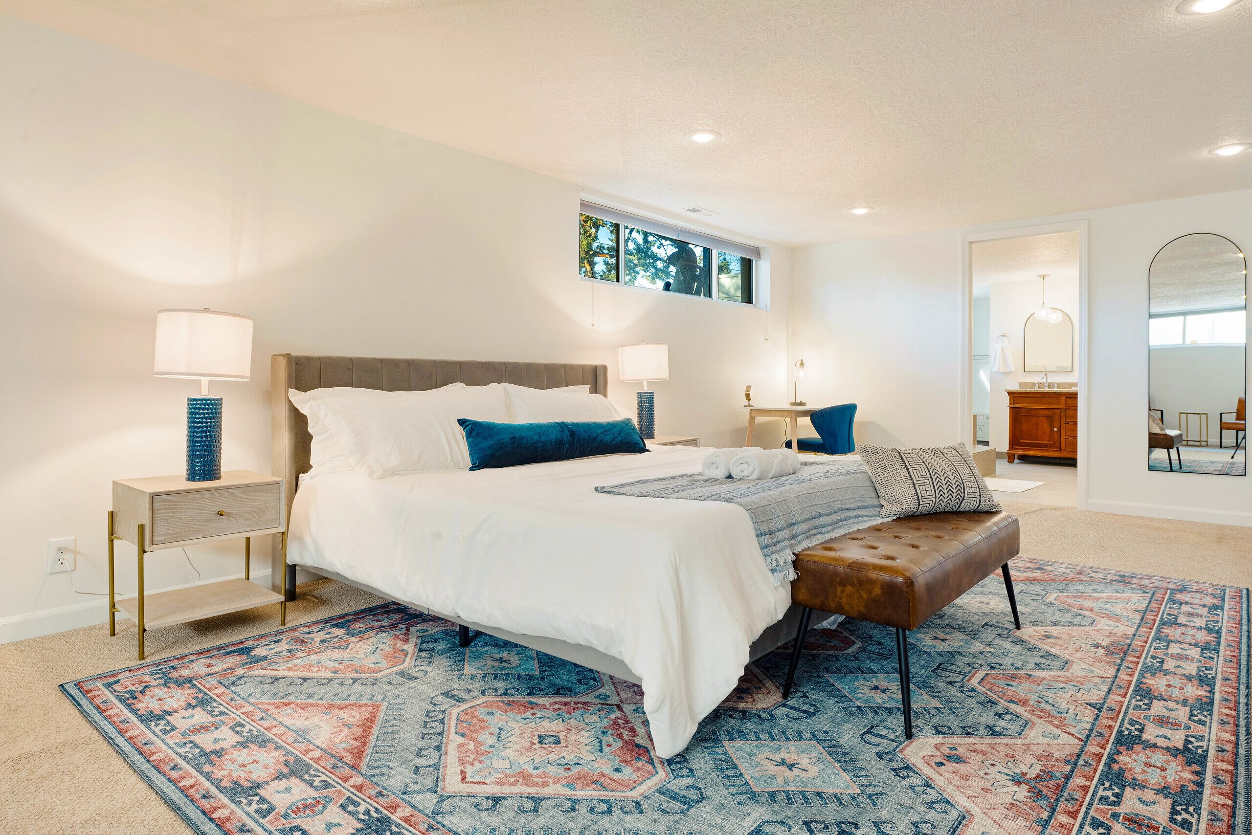 5 habitaciones, caja de seguridad en la habitación y escritorio 