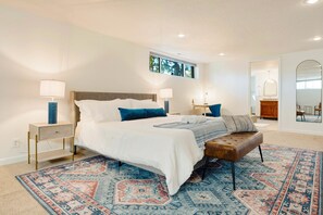 5 dormitorios, caja fuerte, escritorio y tabla de planchar con plancha