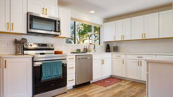 Refrigerador, microondas, horno y parrilla de estufa