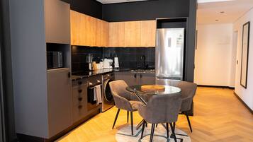 Appartement | Privékeuken | Een koelkast met diepvriezer, een microgolfoven, een oven, een kookplaat