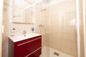 Bathroom - Ref: Rob58 Location au Lavandou Pour 4 Personnes, T2 +cabine 5 è et Dernier Étage Avec Terrasse (LE LAVANDOU)