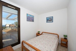 1 bedroom - Ref: Rob58 Location au Lavandou Pour 4 Personnes, T2 +cabine 5 è et Dernier Étage Avec Terrasse (LE LAVANDOU)