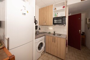 Fridge, microwave, cookware/dishes/utensils - Ref: Rob58 Location au Lavandou Pour 4 Personnes, T2 +cabine 5 è et Dernier Étage Avec Terrasse (LE LAVANDOU)