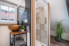 Shower, towels - Holiday Apartment 'Fachwerk' with Wi-Fi (Neustadt an der Weinstrasse)