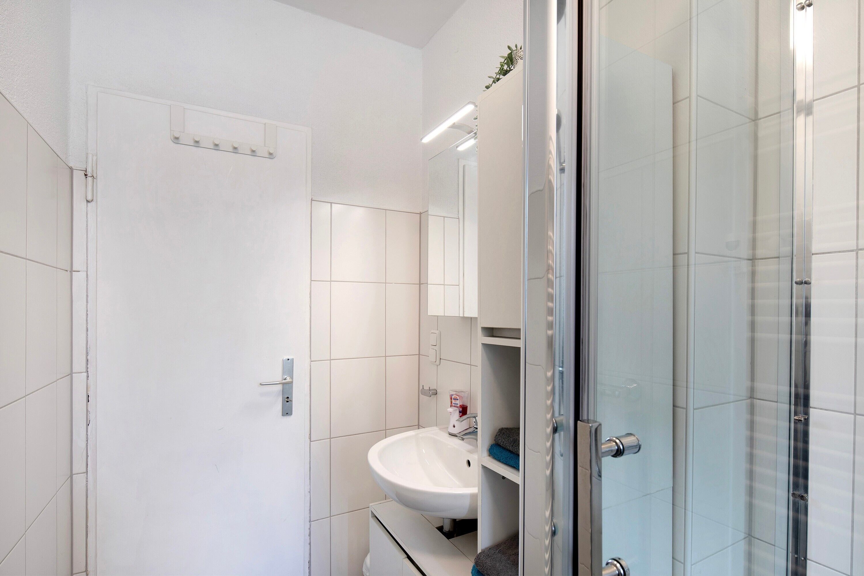 Dusche, kostenlose Toilettenartikel, Haartrockner, Handtücher