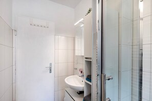 Dusche, kostenlose Toilettenartikel, Haartrockner, Handtücher