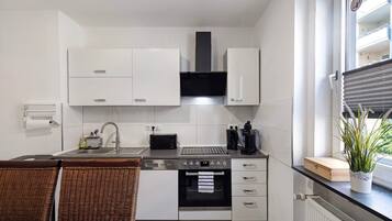 Een koelkast, een magnetron, een oven, een kookplaat