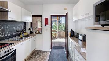 Kühlschrank, Mikrowelle, Ofen, Herdplatte