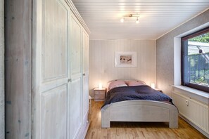 1 slaapkamer, een strijkplank/strijkijzer, gratis wifi, beddengoed