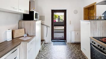 Réfrigérateur, four à micro-ondes, un four, surface de cuisson