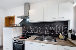 Een koelkast, een magnetron, een oven, een kookplaat