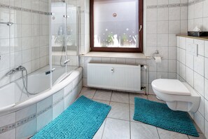 Een douche, gratis toiletartikelen, een haardroger, handdoeken